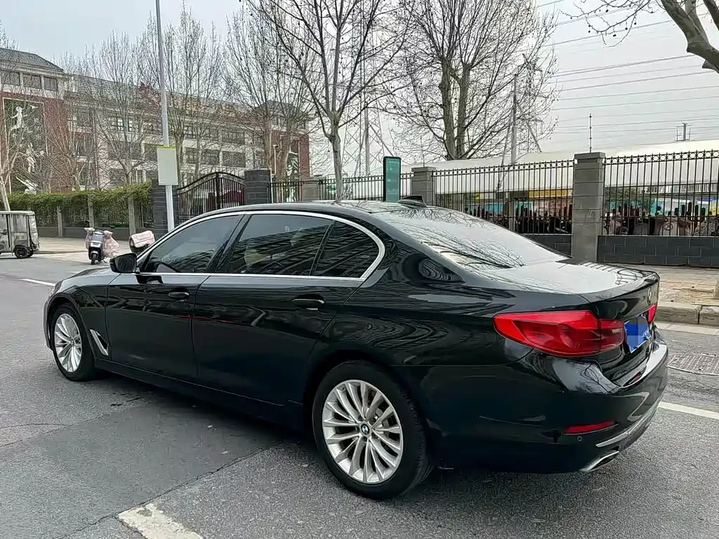 BMW 5 Series — миниатюра 7