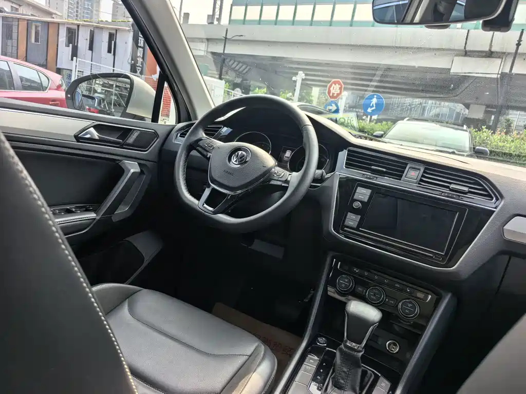 Volkswagen Tiguan L — миниатюра 23