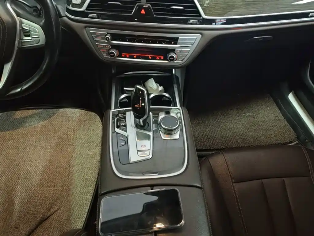 BMW 7 Series — миниатюра 14