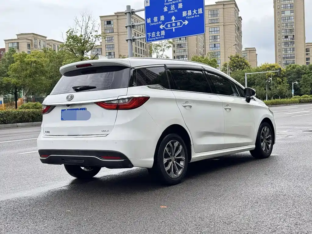 BYD MAX — миниатюра 4