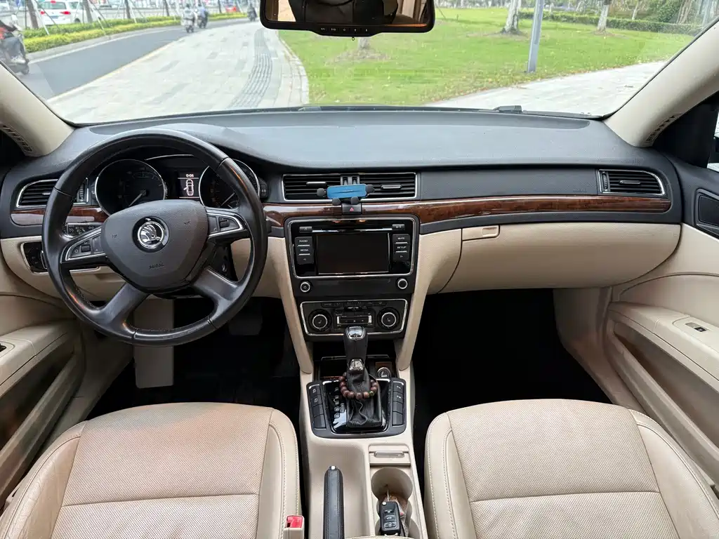 Skoda Superb — миниатюра 5