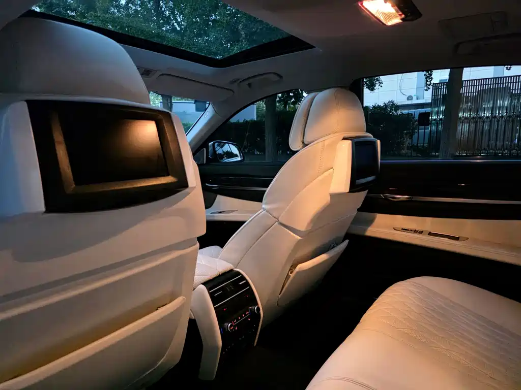 BMW 7 Series — миниатюра 23