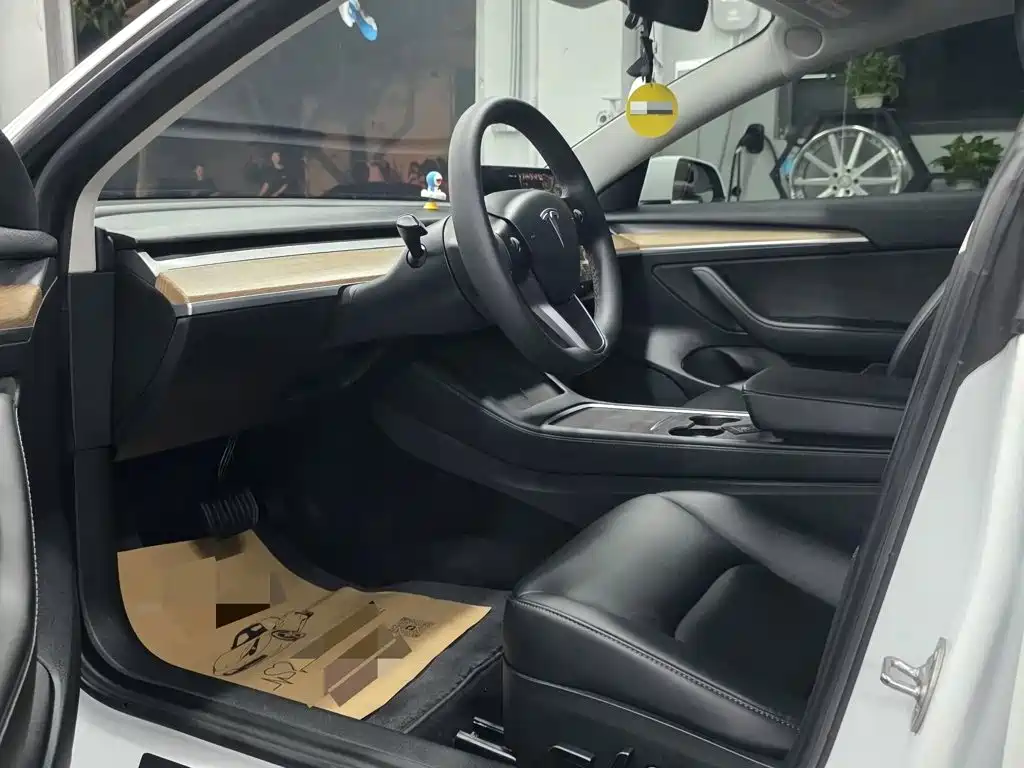 Tesla Model 3 — миниатюра 5
