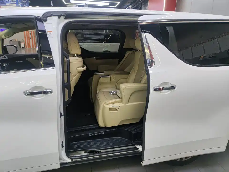 Toyota Alphard — миниатюра 6
