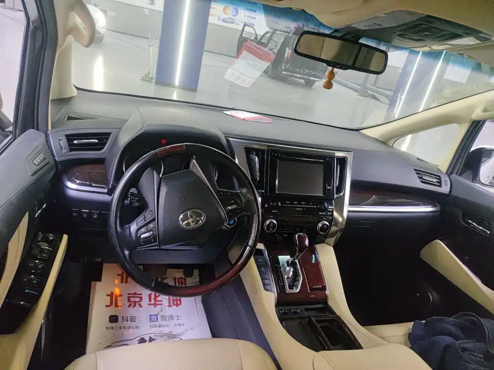 Toyota Alphard — миниатюра 3