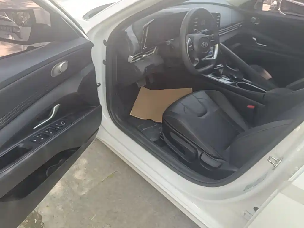 Hyundai Elantra — миниатюра 16