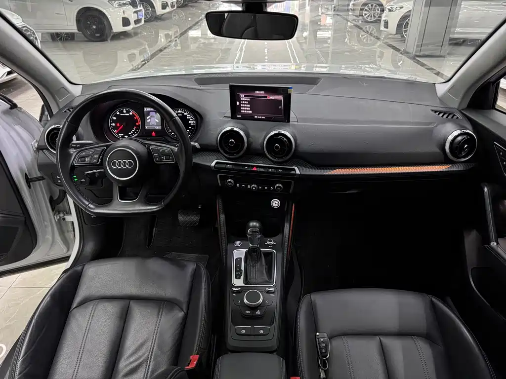 Audi Q2L - фото 10