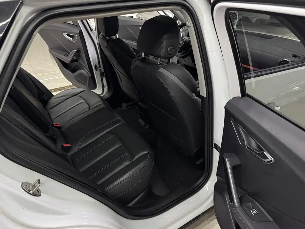 Audi Q2L - фото 12