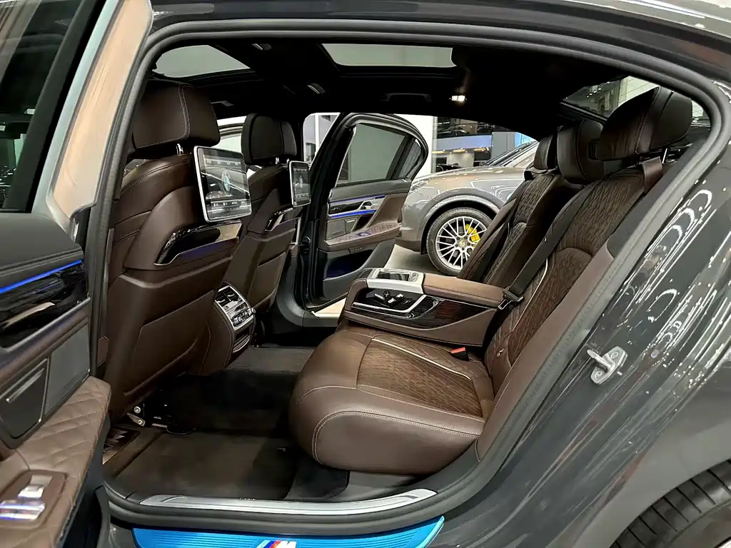 BMW 7 Series — миниатюра 6