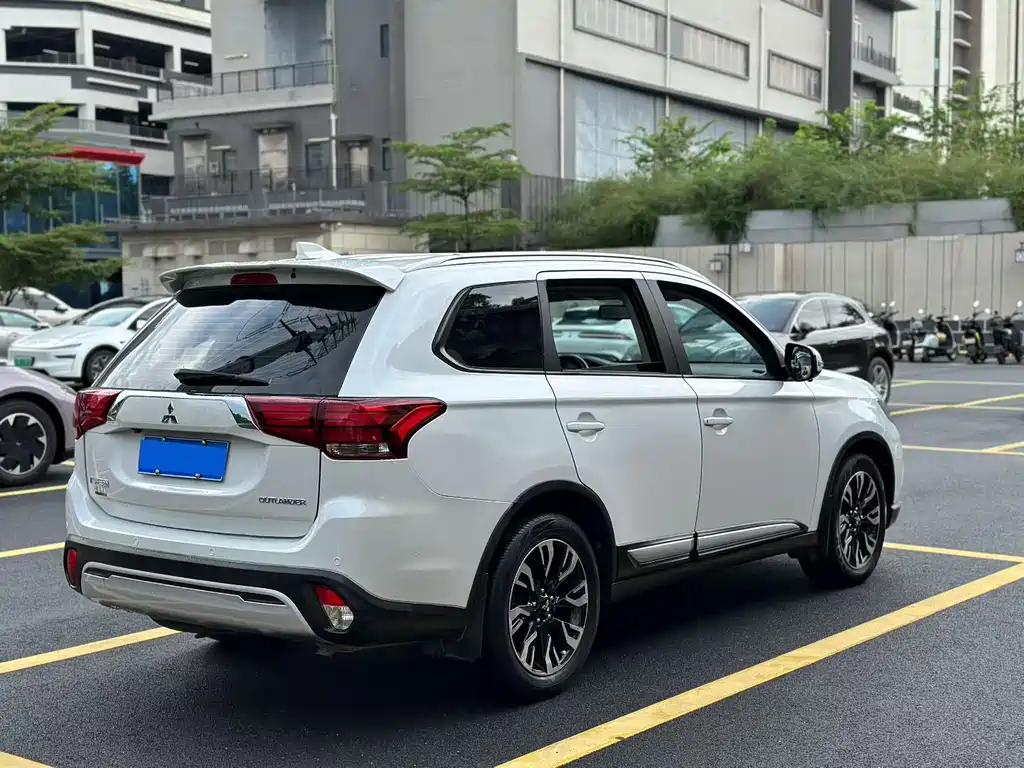 Mitsubishi Outlander — миниатюра 7