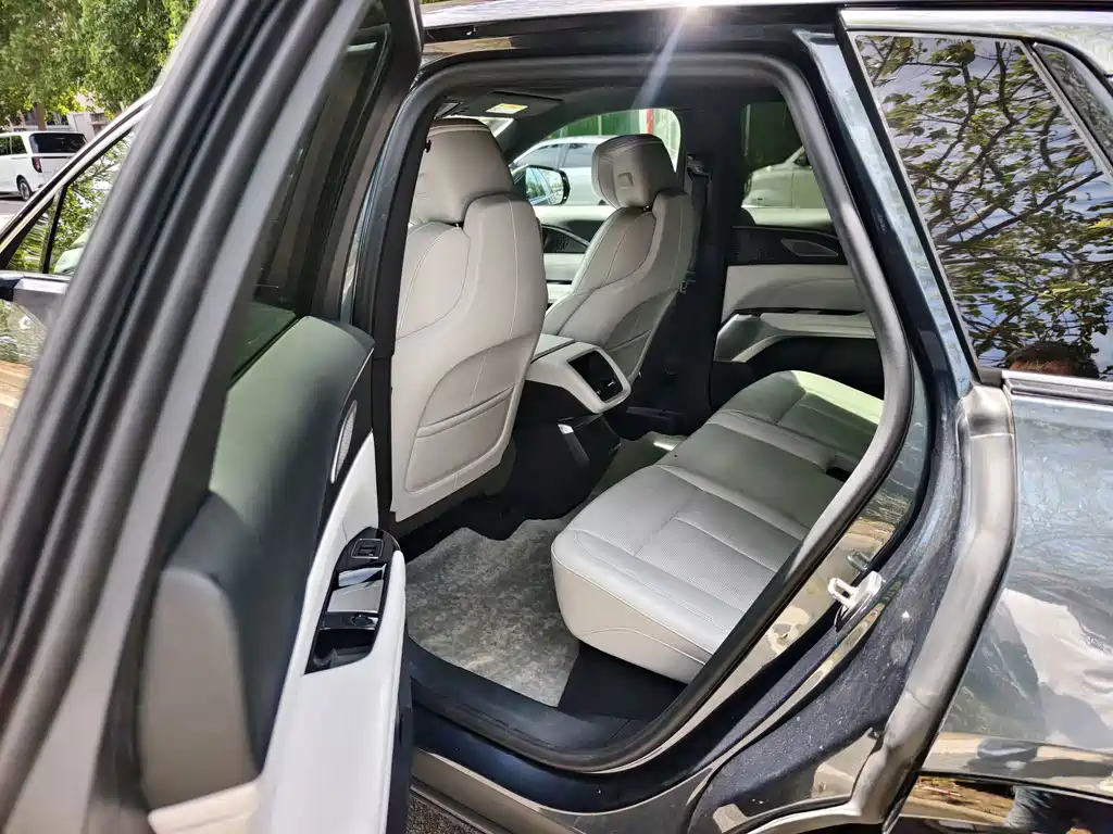 Cadillac Lyriq — миниатюра 5
