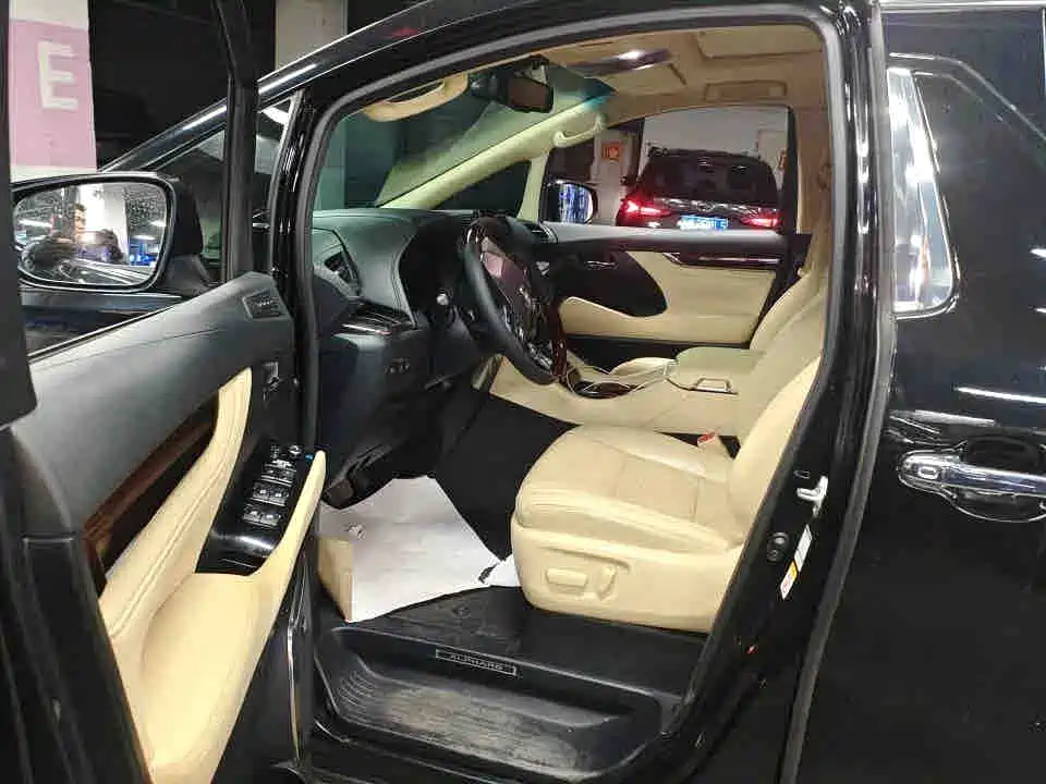 Toyota Alphard — миниатюра 7
