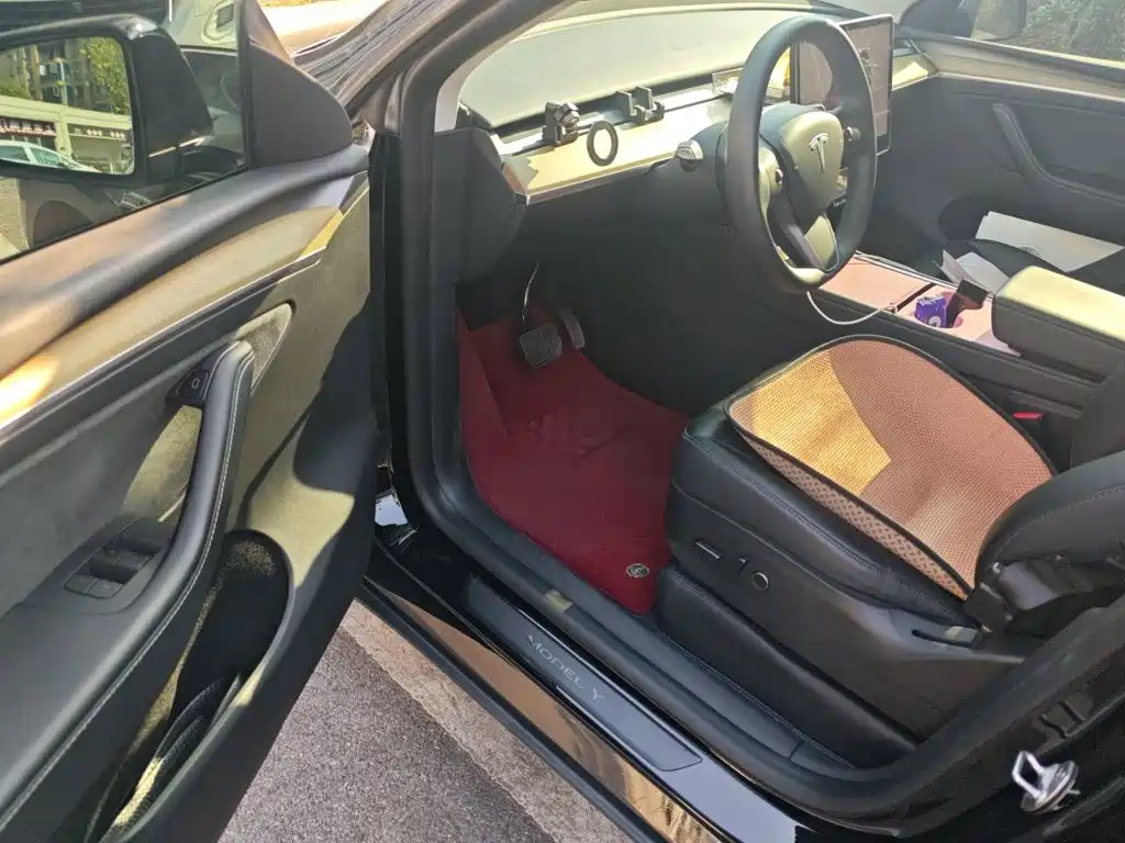 Tesla Model Y — миниатюра 17