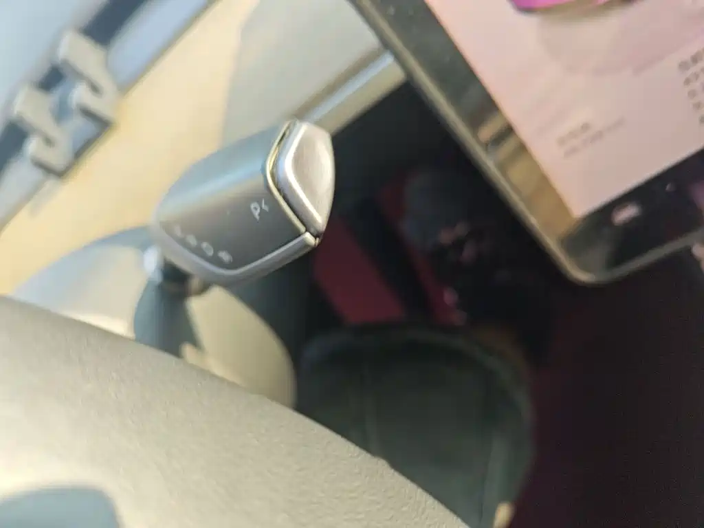 Tesla Model Y — миниатюра 15