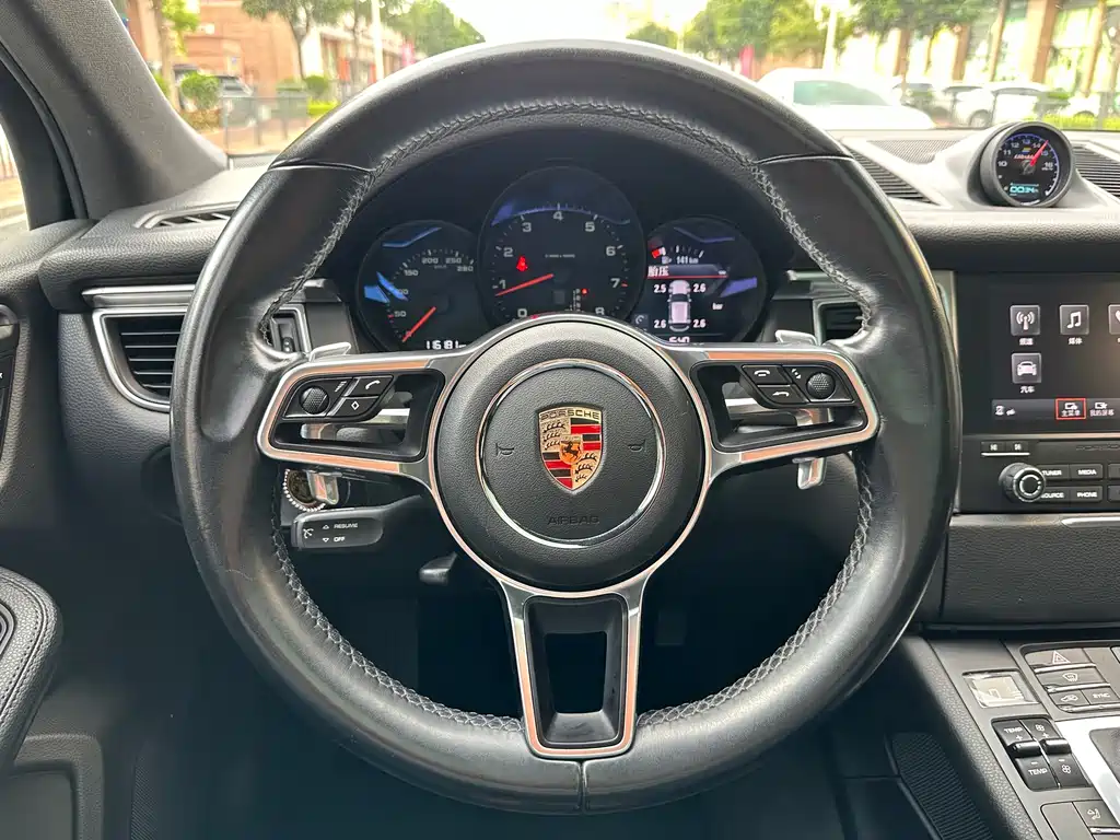 Porsche Macan — миниатюра 16