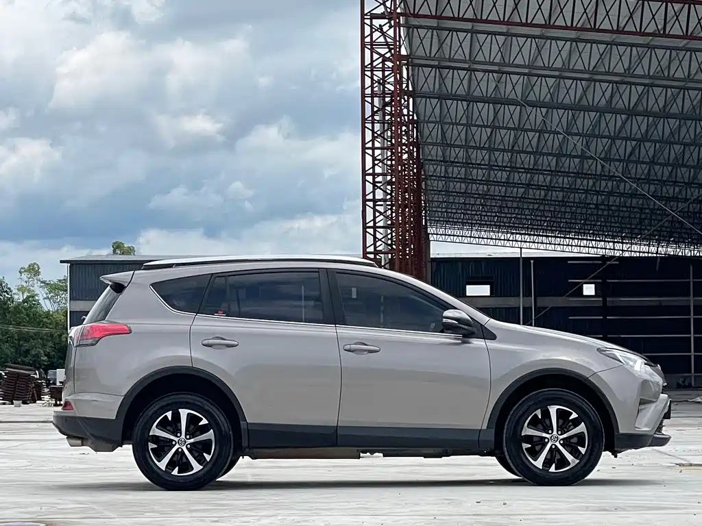 Toyota RAV4 — миниатюра 7