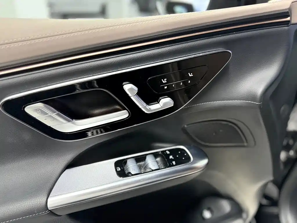 Mercedes-Benz EQE SUV — миниатюра 14