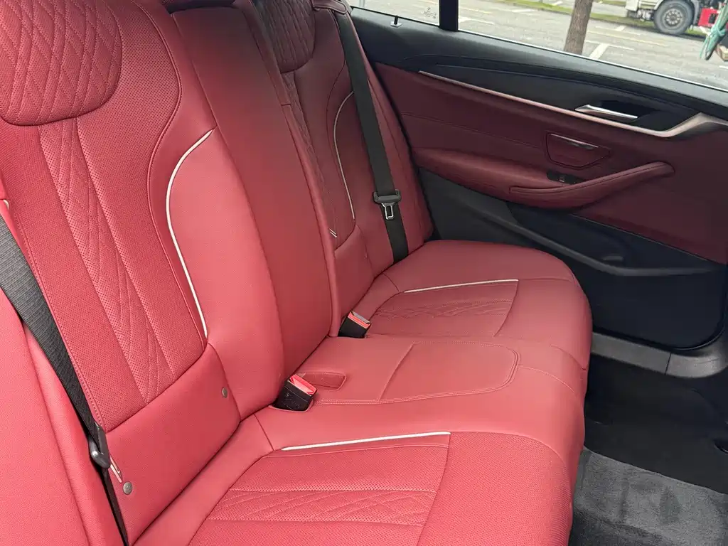 BMW 5 Series — миниатюра 13