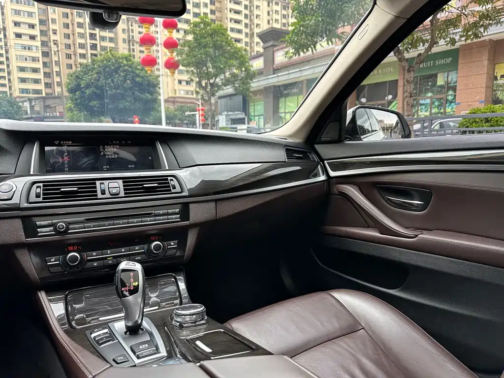 BMW 5 Series — миниатюра 24