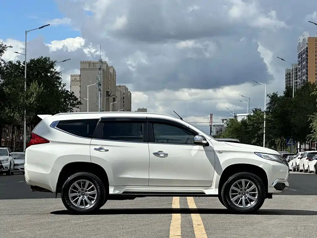 Mitsubishi Pajero Sport (Import) — миниатюра 5