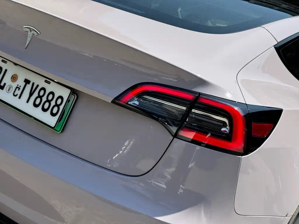 Tesla Model 3 — миниатюра 17