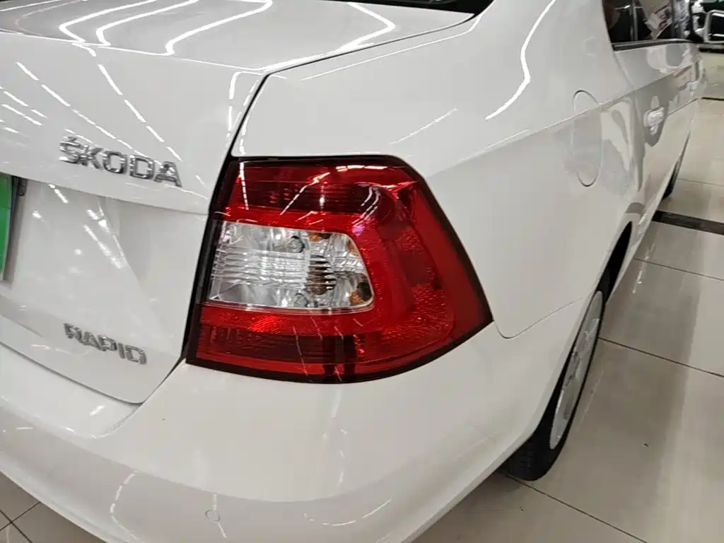 Skoda Rapid — миниатюра 8