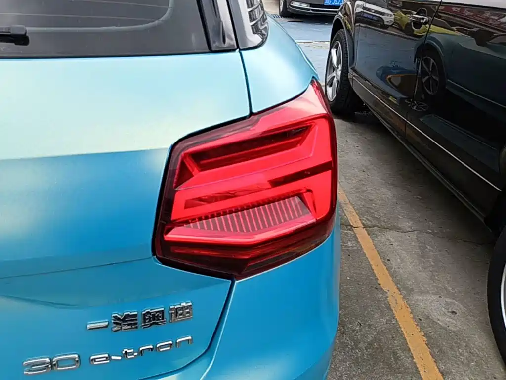 Audi Q2L e-tron — миниатюра 8