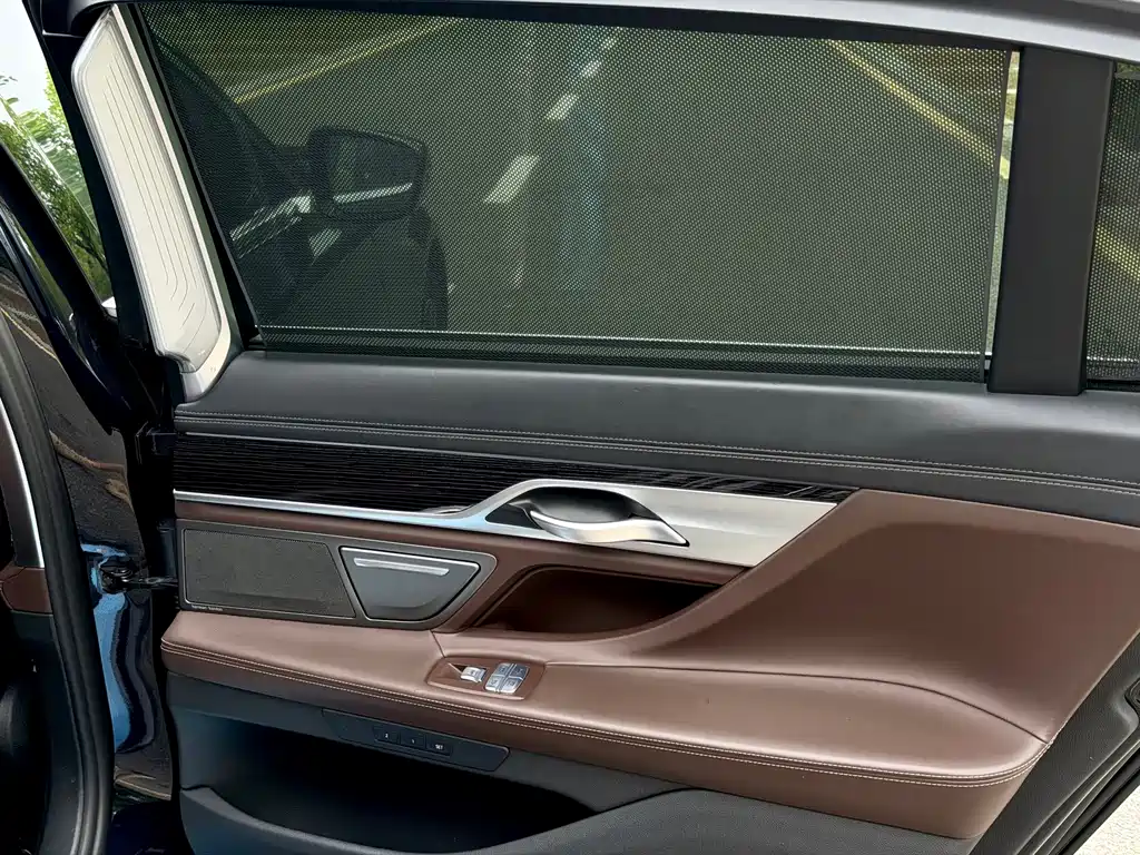 BMW 7 Series — миниатюра 23