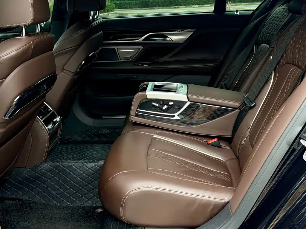 BMW 7 Series — миниатюра 17