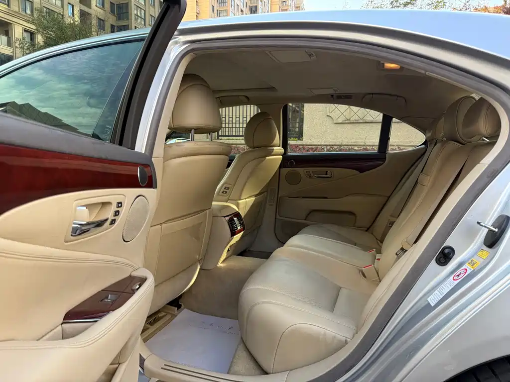 Lexus LS — миниатюра 10