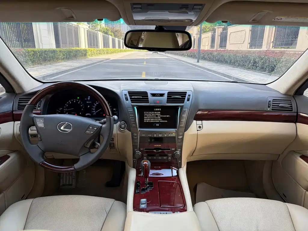 Lexus LS — миниатюра 11