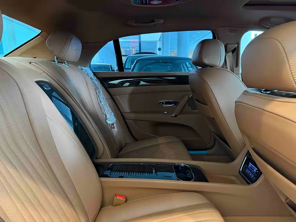 Bentley Flying Spur — миниатюра 23