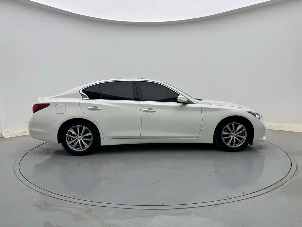 Infiniti Q50 2014 3.7L Comfort