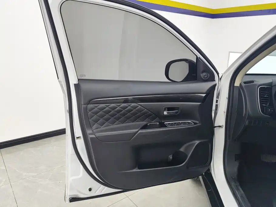Mitsubishi Outlander — миниатюра 7
