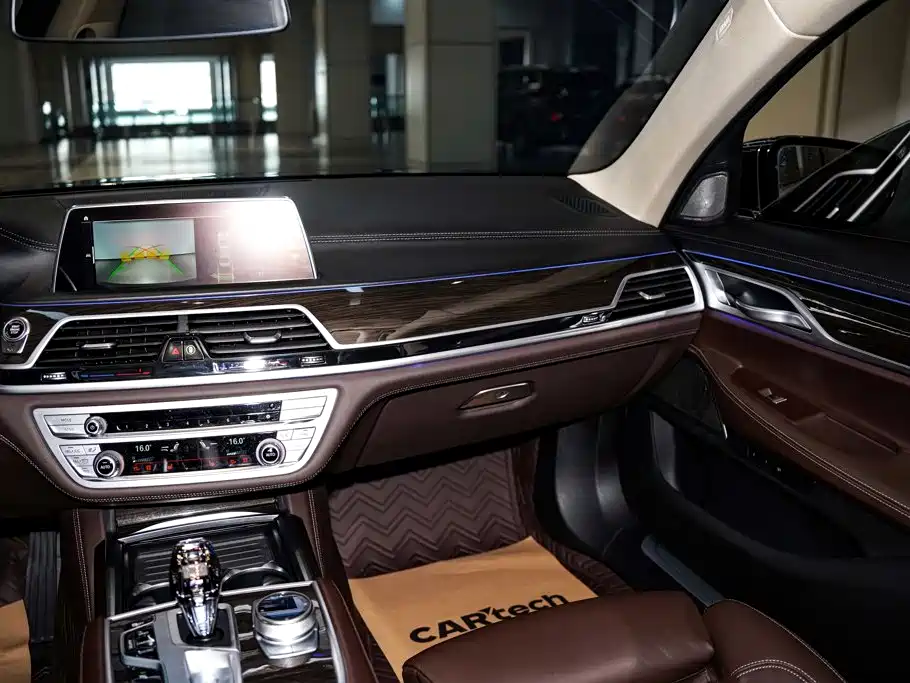 BMW 7 Series — миниатюра 28
