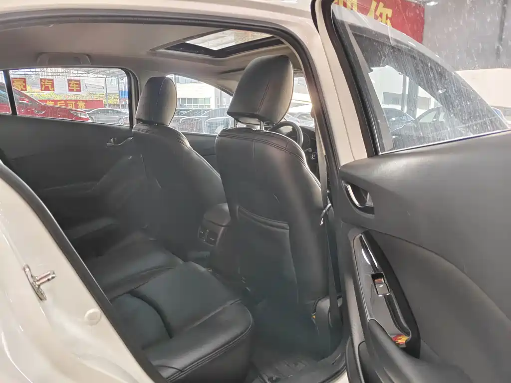 Mazda Mazda3 3 2017 1.5L AT Luxury V