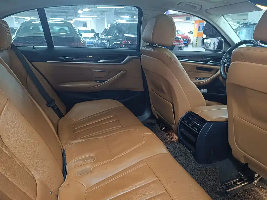 BMW 5 Series — миниатюра 8