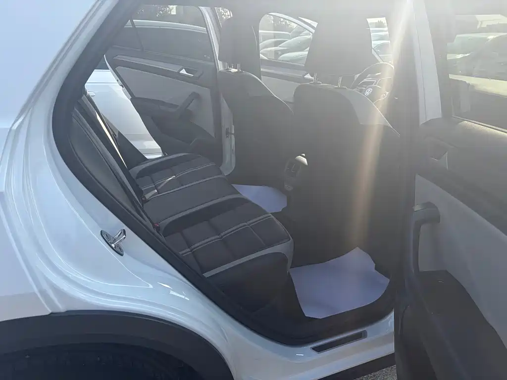 Volkswagen T-Roc — миниатюра 14