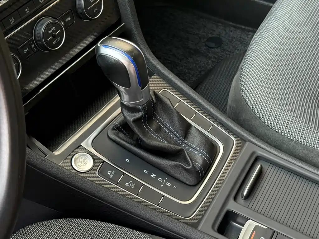 Volkswagen Golf EV — миниатюра 8
