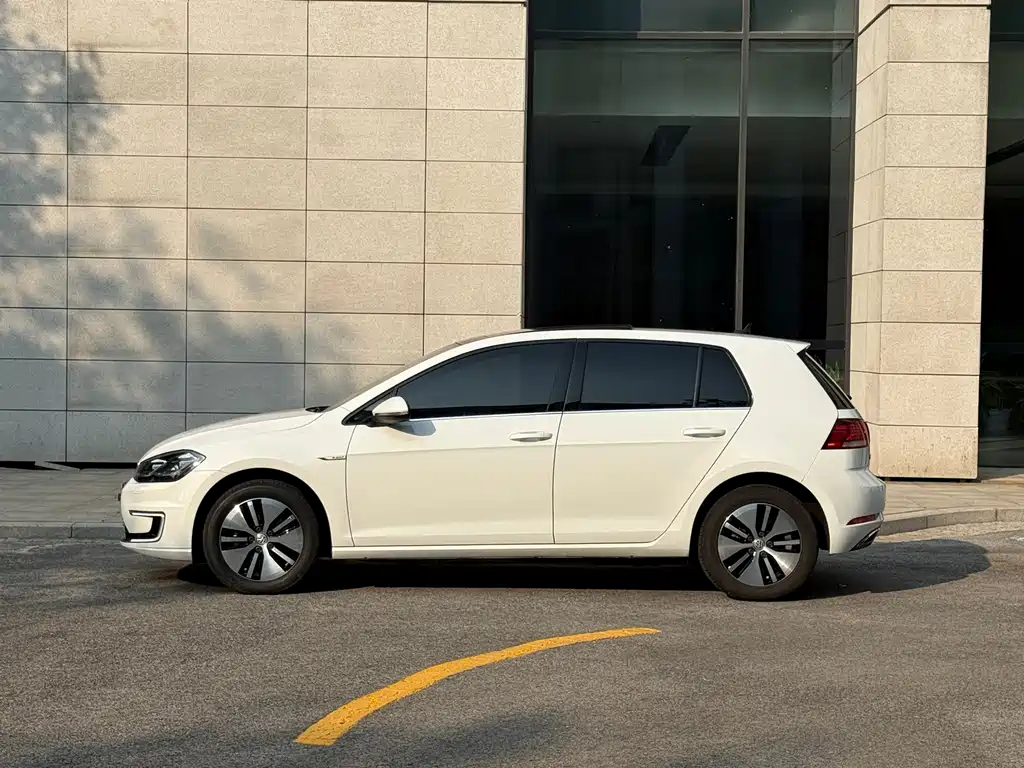 Volkswagen Golf EV — миниатюра 4