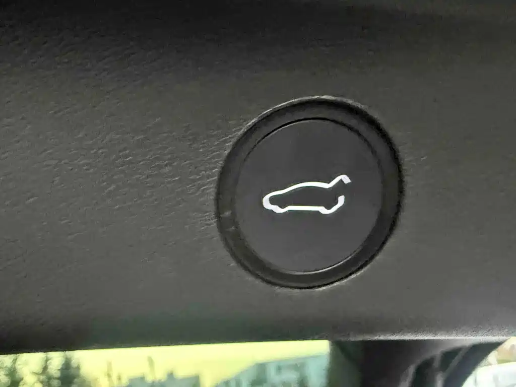 Tesla Model Y — миниатюра 11