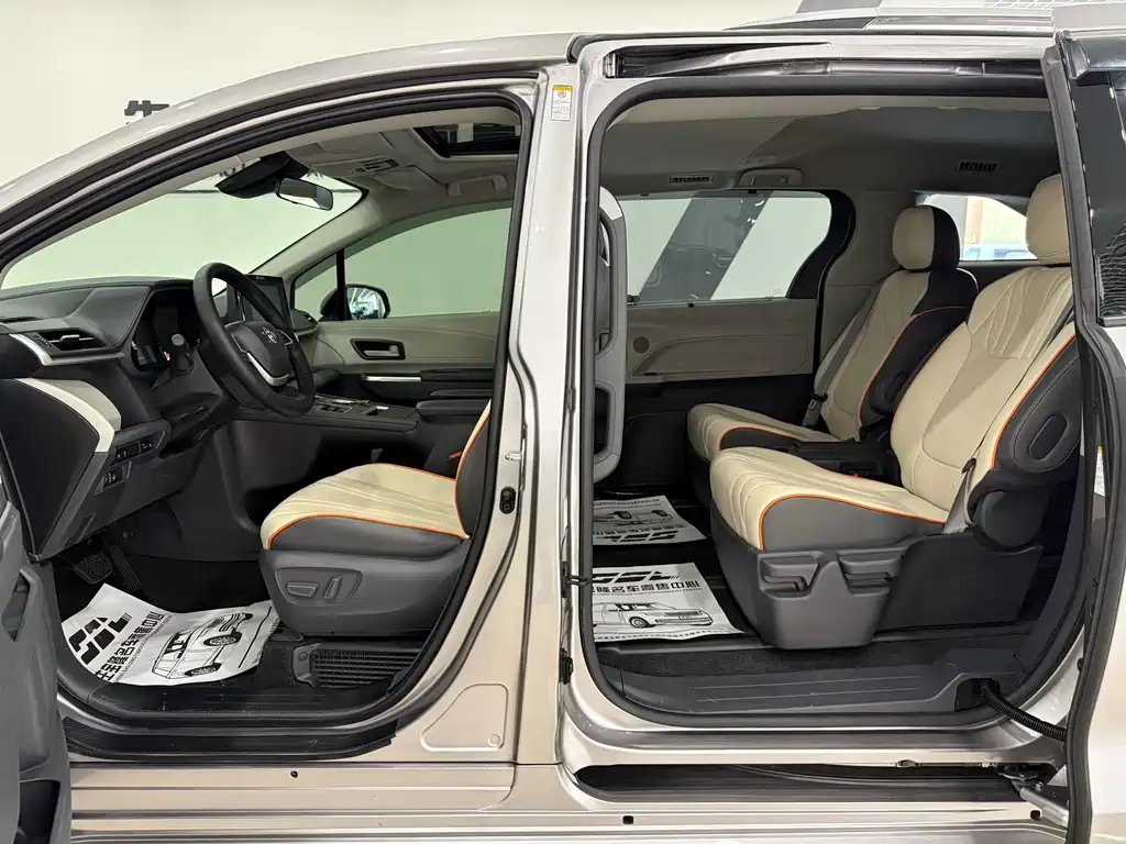 Toyota Sienna — миниатюра 9