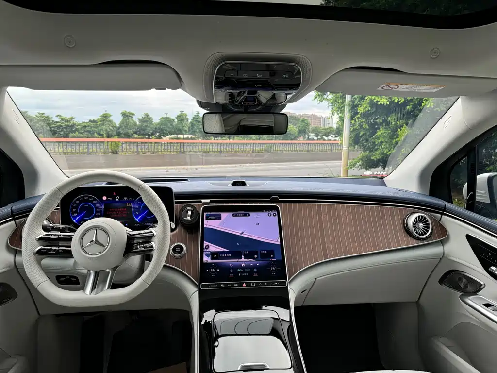 Mercedes-Benz EQE SUV — миниатюра 16