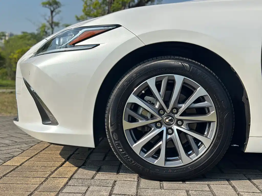 Lexus ES — миниатюра 16
