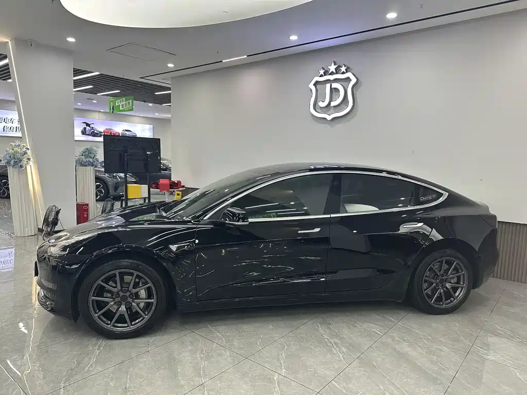 Tesla Model 3 — миниатюра 9