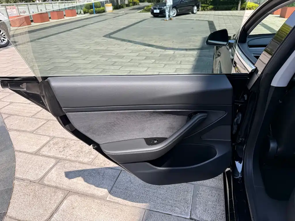 Tesla Model 3 — миниатюра 28