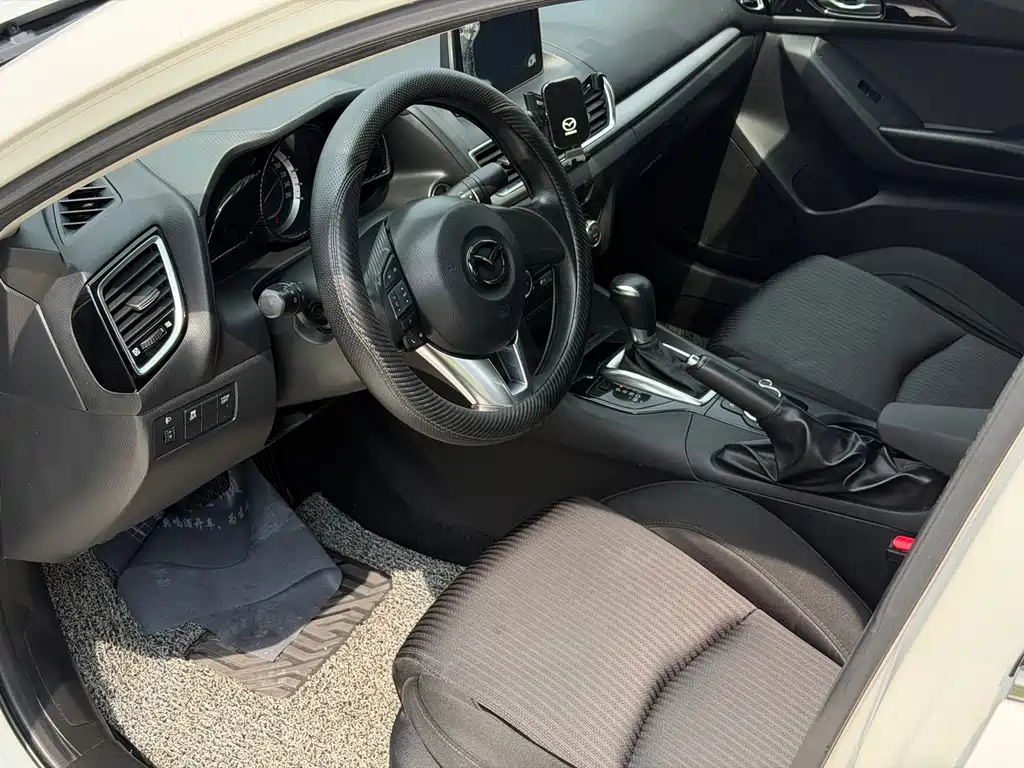 Mazda Mazda3 3 2016 1.5L AT Luxury