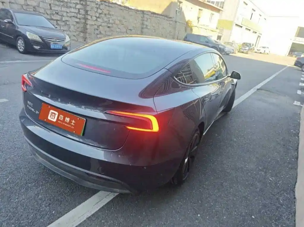 Tesla Model 3 — миниатюра 2