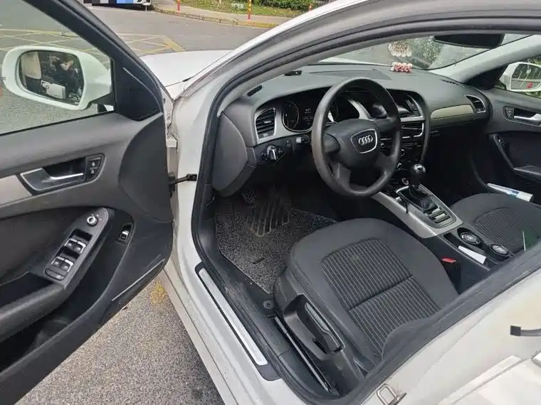 Audi A4L 2013 30 TFSI MT Comfort