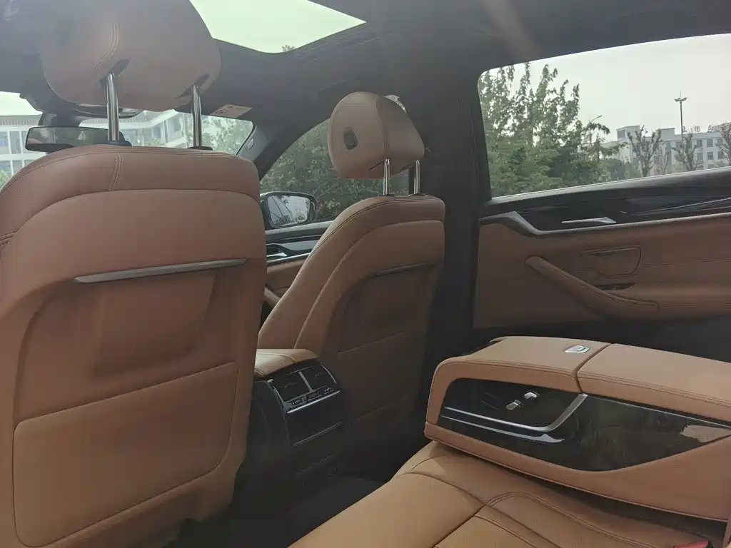 BMW 5 Series — миниатюра 9